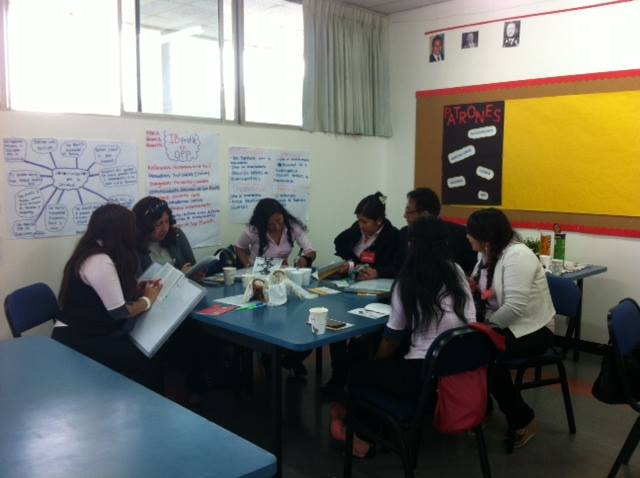 Las capacitaciones comprendieron diversas estrategias y metodologías para utilizar los Cuentos Históricos como material didáctico. Los maestros fueron divididos los niveles de primaria y secundaria.