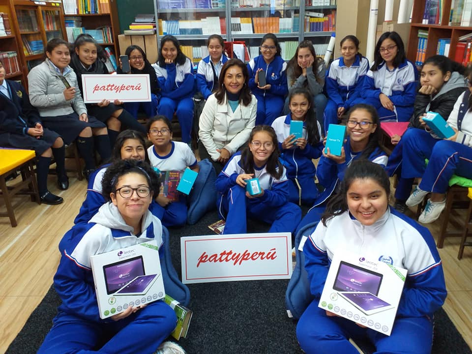 Alumnas del Colegio Gabriela Mistral recibiendo Ipads y celulares para el proyecto “Bitácora de Vida”.